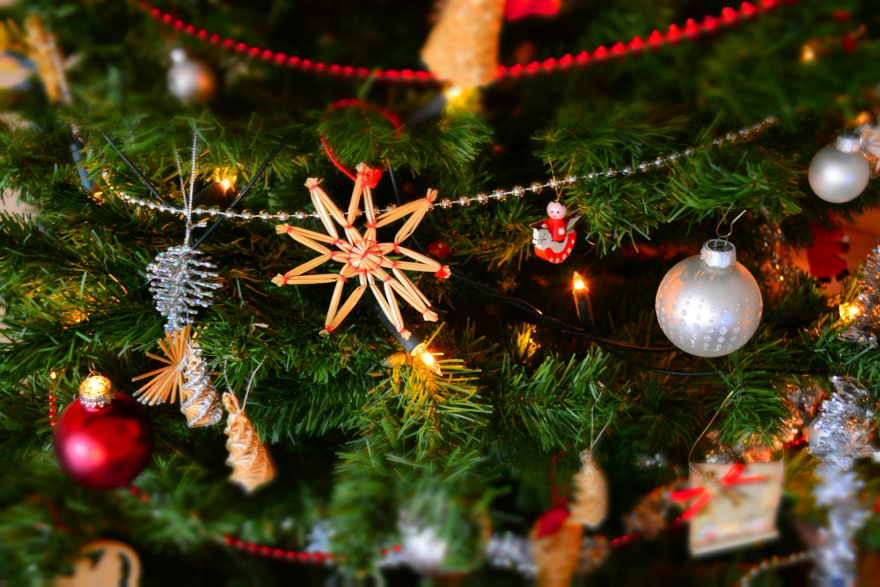 How to Save Money at Christmas – Holiday Gifts Without Looking Cheap